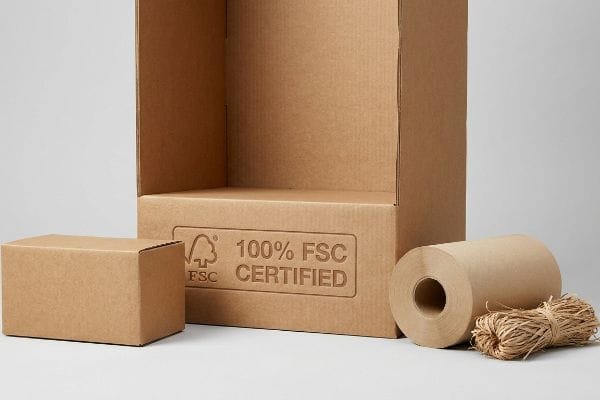 棕色原生纤维包装材料,包括一个敞开的瓦楞纸箱