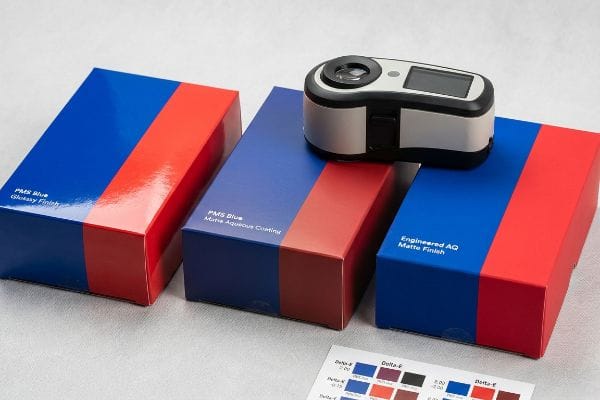 PMS 蓝色光泽、哑光水性、工程 AQ 哑光饰面盒、分光光度计、Delta-E 图表。.