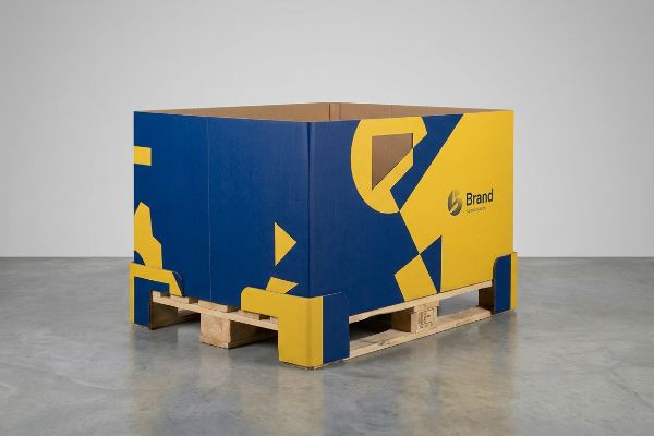 Una vibrante falda de palets corrugados de color azul y amarillo con patrones geométricos y una