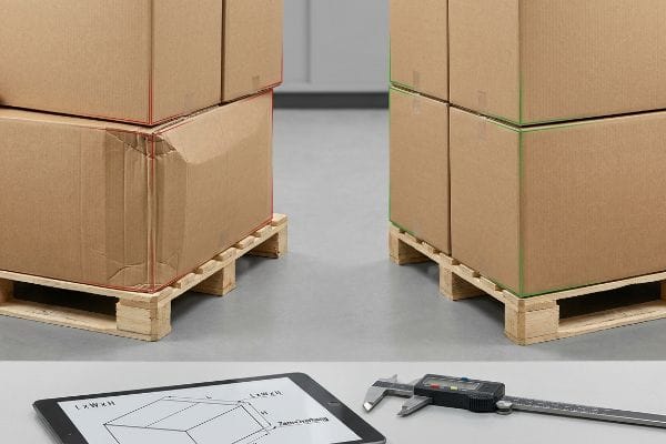 Corrugated boxes on pallets, red outline overhang, green zero-overhang. Tablet with box dimensions (L x W x H) and digital caliper.