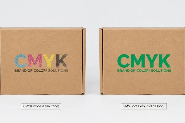 Zwei Wellpappkartons veranschaulichen den Unterschied zwischen CMYK-Prozess-Halbtondruck und dem lebendigen PMS-Sonderfarben-Vollflächigen Druck für Brand Of Color® Solutions.