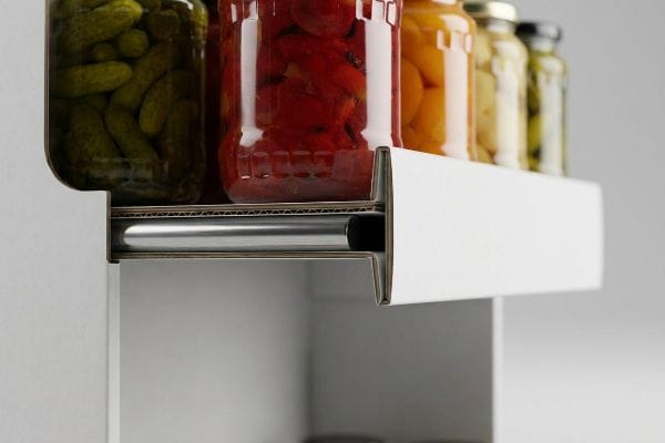 Eine silberne Metallstützstange ist in ein Wellblechregal integriert, das schwere Glasgefäße mit eingelegten Lebensmitteln trägt und ein Durchhängen der einzelnen Ebenen verhindert.