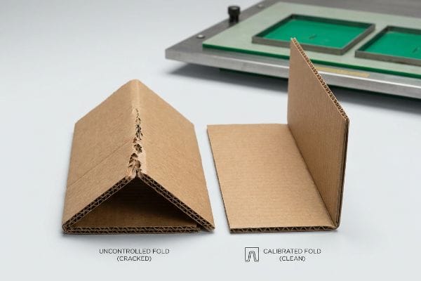 Le carton ondulé de type B présente un pli irrégulier et craquelé par rapport à un pli net et calibré, illustrant ainsi la précision.