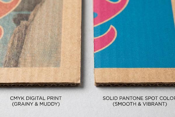 Impressão digital CMYK granulada com pontos de meio-tom em contraste com a cor sólida Pantone vibrante e suave em papelão ondulado.