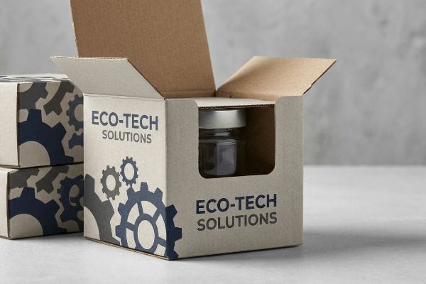 Une boîte en carton ouverte, de marque 