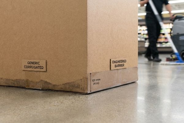 A base da caixa de papelão mostra danos por umidade em papelão ondulado genérico em comparação com uma barreira projetada e seca com revestimento de polietileno de 101 mm (4 pol.).