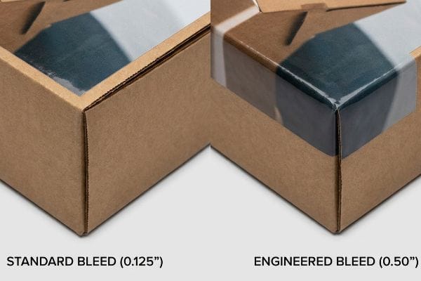 Adesivos com laminação brilhante em caixas de papelão ondulado marrom ilustram a sangria padrão (0,125)