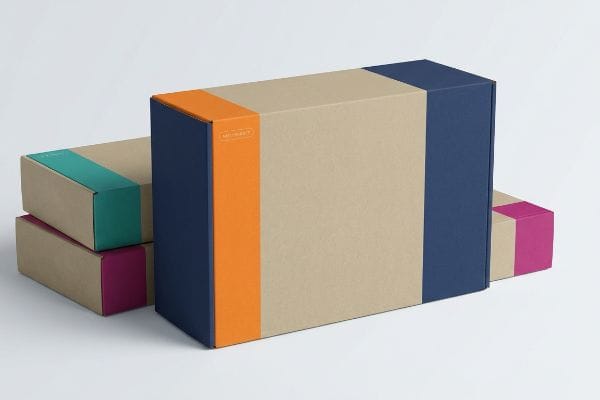 Cajas Kraft marrones con bandas azul oscuro, naranja, verde azulado y magenta, que presentan un