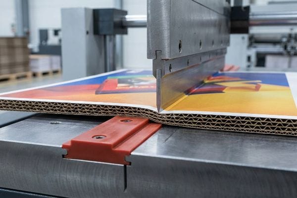 彩色印刷的瓦楞纸板通过钢刀模具压入红色聚合物基体中,防止胶印开裂。.