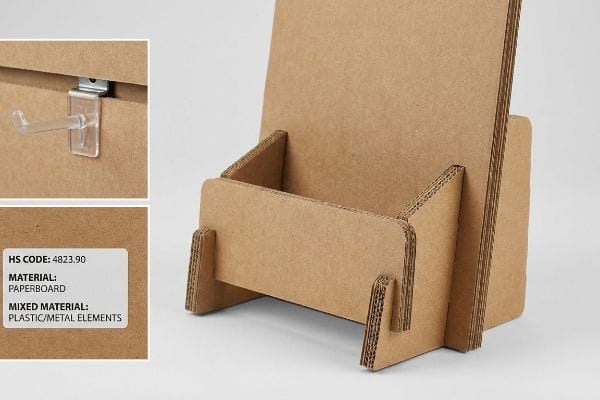 Présentoir en carton avec crochet de suspension en plastique transparent, support métallique et étiquette : Code SH 4823.90, Matériaux mixtes.