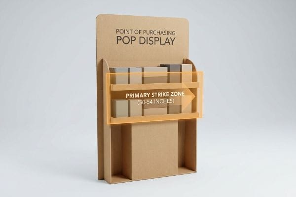 POS-Display aus brauner Wellpappe mit Angabe der „Primären Trefferzone (50-54 Zoll)“ für optimale Produktsichtbarkeit.