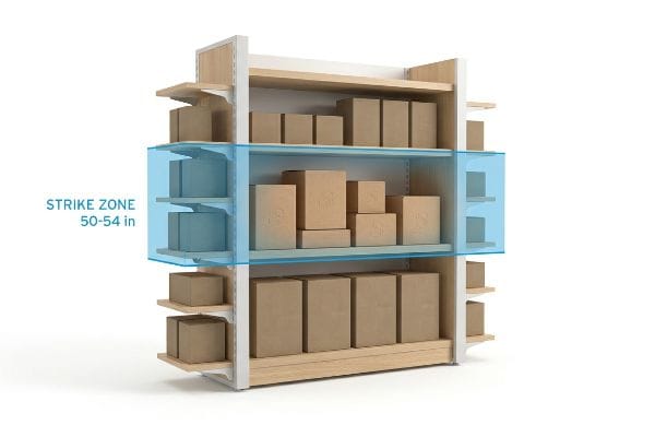 Estantería moderna para comercio minorista con detalles en madera clara y blanco, que exhibe cajas marrones y una superposición azul que resalta el