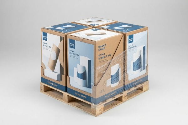 Vier Verkaufsdisplays aus Wellpappe, jeweils mit dem Markennamen und dem Text „Ihre Produktverwendung“, eingeschweißt auf einer Viertelholzpalette.