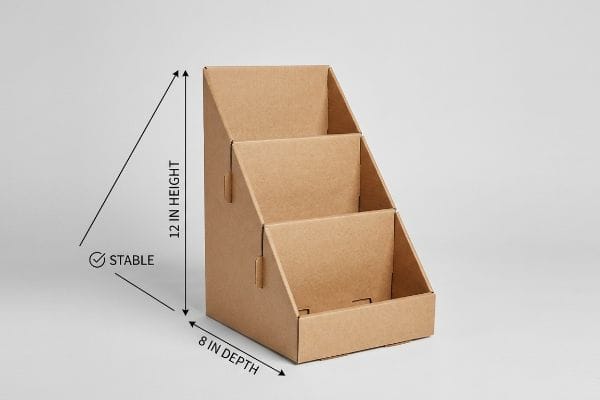 Présentoir à trois niveaux en carton ondulé brun, de 12 pouces de hauteur et 8 pouces de profondeur, présentant un rapport stable de 2:3.