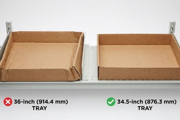 Bandejas de cartón corrugado marrón en un estante, comparando una bandeja deformada de 914,4 mm (36 pulgadas) con una bandeja de 876,3 mm (34,5 pulgadas) que encaja perfectamente.