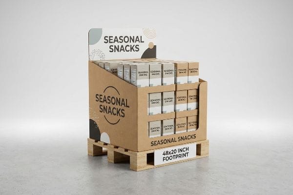 Présentoir sur palette en carton ondulé pour collations saisonnières, avec une empreinte au sol de 48 x 20 pouces, rempli de boîtes de collations.