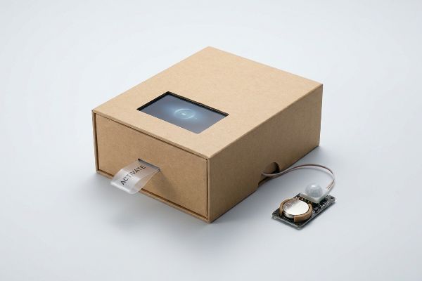 Kraft cardboard box featuring a screen, an