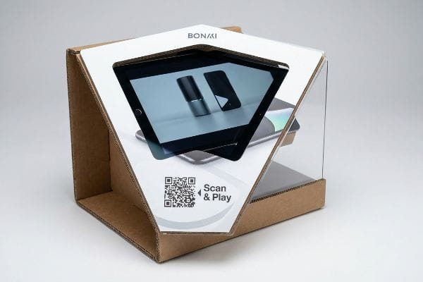 Un présentoir de point de vente numérique interactif Bonai, un marchandiseur de détail avancé, comprend une tablette affichant les produits et un code QR « Scan & Play ».