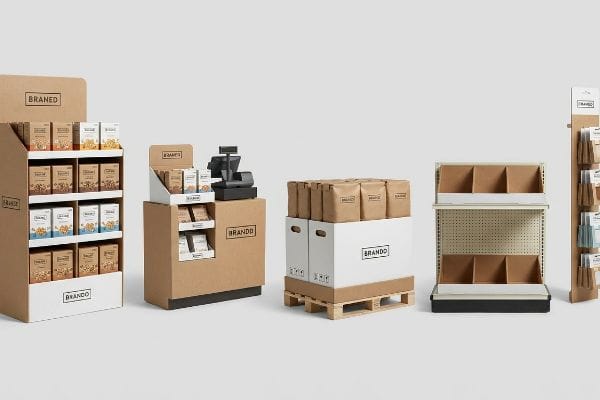 クラフト紙製のBrando社製小売店向けディスプレイは、フロア型陳列棚、POS端末付きカウンター型ユニット、パレット構造、空の棚トレイなどを展示しています。.