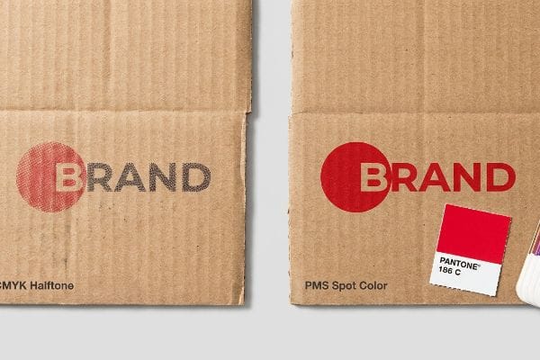 يعرض الكرتون المموج شعار العلامة التجارية مطبوعًا بتقنية CMYK Halftone المحببة مقابل لون PMS Spot Color Pantone 186 C النابض بالحياة.