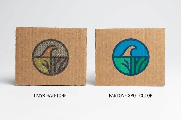 Les boîtes en carton ondulé présentent un logo imprimé en demi-teintes CMJN granuleuses, contrairement aux couleurs Pantone aux tons directs éclatants.
