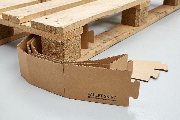 Jupe de palette ondulée Jupe de palette ondulée brune avec languettes d'emboîtement partiellement enroulée autour d'une palette en bois, montrant son jeu de 3,5 mm.