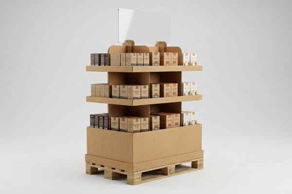 Présentoir à plusieurs niveaux sur palettes en bois, rempli de boîtes de produits, porte-affiche transparent, visibilité à 360 degrés.