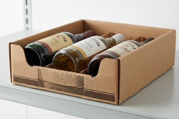 علبة كرتونية بنية اللون من نوع PDQ تحتوي على ثلاث زجاجات من ويسكي أنديلان وإيلورا، وتتميز بحافة تثبيت منخفضة مقطوعة بالقالب لتحقيق رؤية مثالية للمنتج.