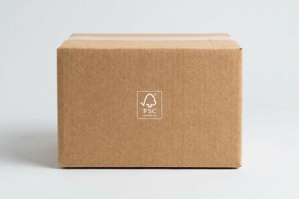 Ein brauner Wellpappkarton mit dem weißen FSC-Siegel, das auf eine verantwortungsvoll beschaffte Verpackung hinweist.