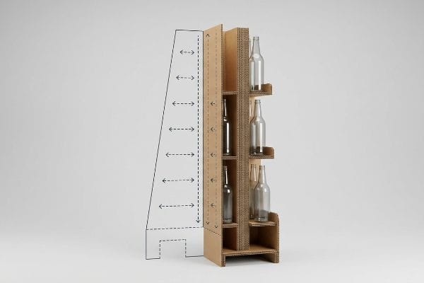Présentoir de vente en carton ondulé avec bouteilles en verre transparent, doté d'un panneau arrière trapézoïdal et d'une structure porteuse interne pour la présentation en magasin.