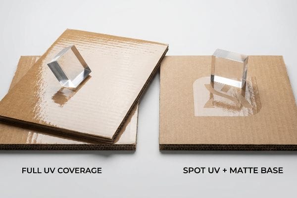 Wellpappenmuster mit vollflächiger UV-Lackierung und partieller UV-Lackierung mit matter Grundierung, jeweils mit einem klaren Prisma zur Verdeutlichung der unterschiedlichen Texturen.