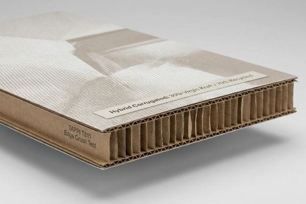 Carton ondulé hybride, 30 % kraft vierge et 70 % recyclé, soumis à un test d'écrasement des bords Tappi T811.