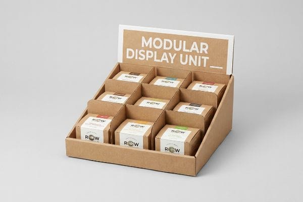 Unité d'affichage modulaire pour la vente au détail Présentoir modulaire en carton ondulé brun naturel à neuf compartiments, présentant des boîtes de produits de marque « ROW » destinées à la vente au détail.