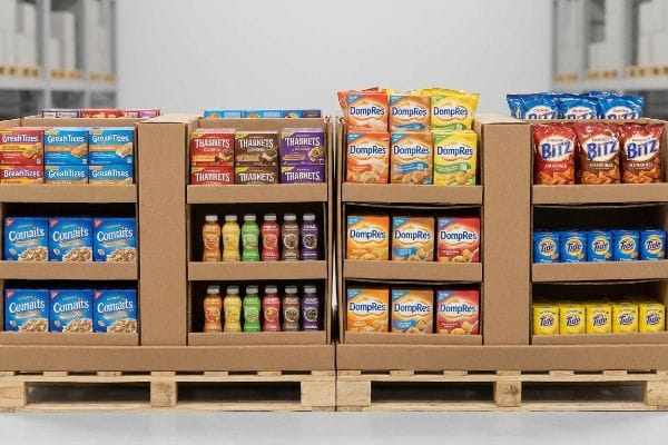 Présentoirs en carton sur palettes en bois, remplis de produits de détail Great Tizes, Conaits, Thabnets, Dompres, Bitz et Tide.