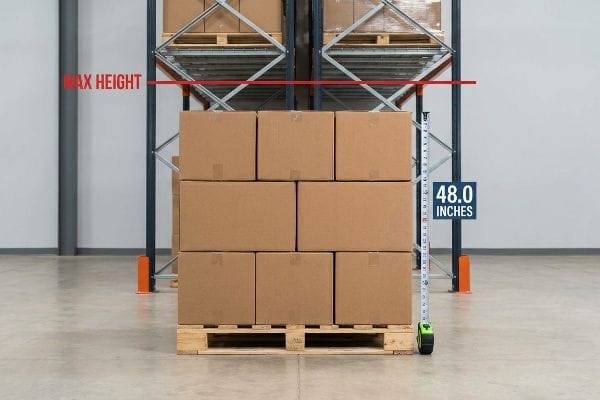 صناديق كرتونية بنية اللون موضوعة على منصة نقالة، يبلغ قياسها 48.0 بوصة، مع خط أحمر يحدد أقصى ارتفاع في مستودع.