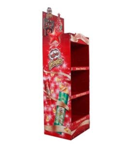Exibição de Natal em papelão da Pringles no chão