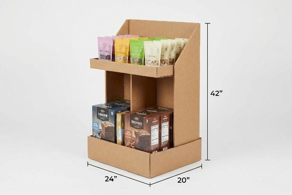 Aufsteller aus braunem Wellpapp-Viertelpaletten, 42 x 24 x 20 Zoll, mit Snackbeuteln und Schachteln für „Zimtschnecken“ und „Brownie-Mix“.
