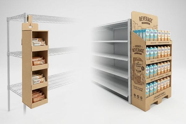 サイドキックエンドキャップディスプレイ 小売店の陳列棚には、ワイヤーシェルフにグラノーラバーを並べた段ボール製の補助ディスプレイがあり、その隣にはオーツミルクとゴールデンサンドのカートンが入った大きめの「飲料」エンドキャップディスプレイが設置されている。.