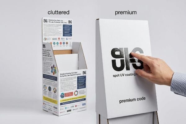 Présentoirs en carton ondulé contrastant un présentoir Blc Ufs encombré avec un présentoir Sis haut de gamme à revêtement UV sélectif, logo brillant au toucher.