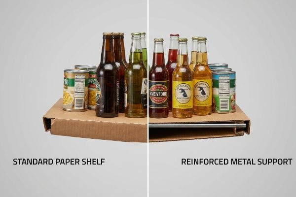 Étagère à papier affaissée Étagère standard en carton ondulé, qui s'affaisse visiblement sous le poids des boîtes de maïs et des bouteilles foncées.