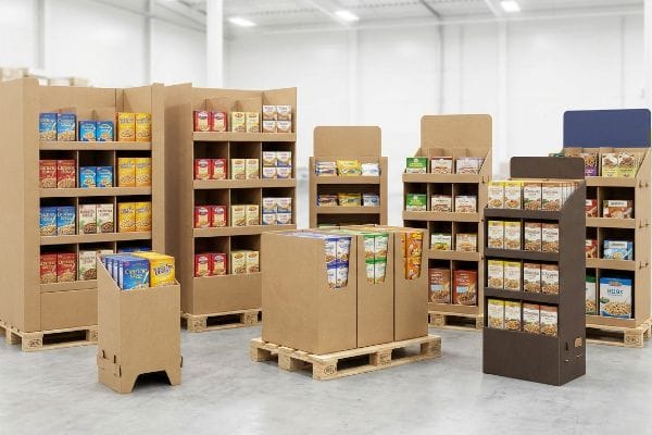 Présentoirs à palettes pour la vente au détail Solutions de merchandising pour la vente au détail comprenant divers présentoirs sur palettes en carton ondulé avec des boîtes de céréales dans un entrepôt.