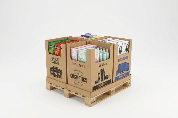 Caixas expositoras de papelão ondulado marrom sobre um palete de madeira da GMA, apresentando produtos das categorias 'Lanches', 'Cosméticos' e 'Eletrônicos'.