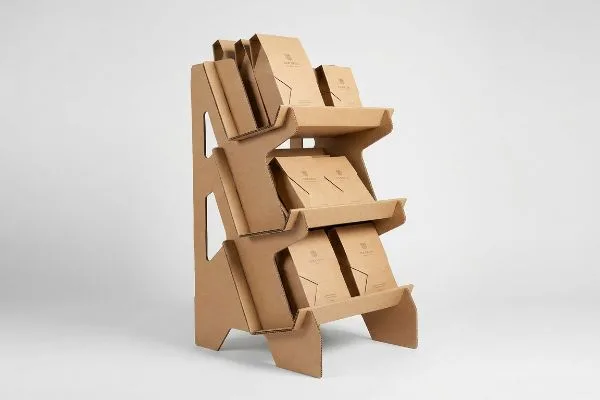 Expositor de cartón de tres niveles Expositor de tres niveles de cartón corrugado marrón con laterales troquelados y estantes de perfil bajo, ideal para exhibir varias cajas de productos.