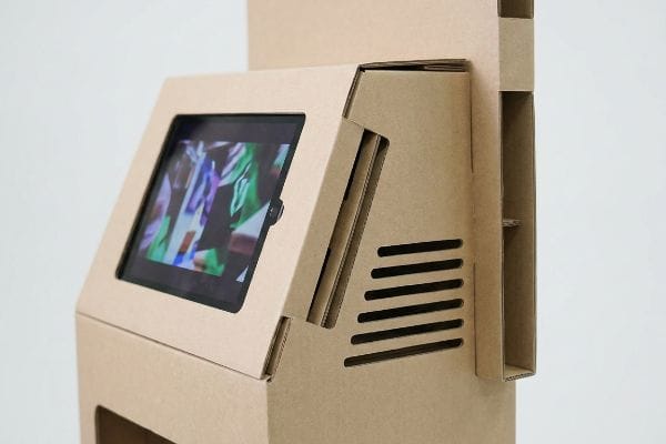 Lüftungsschlitze für Tablet-Display aus Karton Verkaufsdisplay aus Kraftkarton mit integriertem Tablet-Bildschirm und horizontalen Belüftungsschlitzen für passive Konvektionsluftzirkulation.