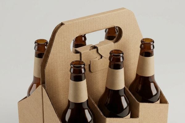茶色の段ボール製6本入り飲料容器。琥珀色のガラス瓶6本が収納でき、紙製の取っ手が付いており、連結式になっている。.