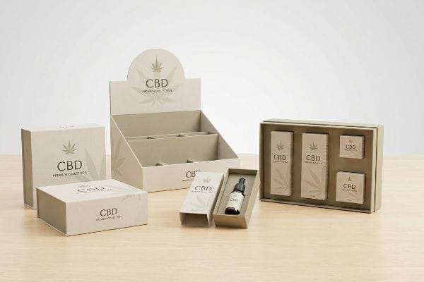 عرض مجموعة عبوات CBD مجموعة من عبوات مجموعة CBD المميزة، تتضمن صندوق عرض للبيع بالتجزئة، وصناديق منتجات فردية، ومجموعة هدايا مع زجاجة قطارة، وكلها بلمسة نهائية طبيعية تشبه ورق الكرافت.