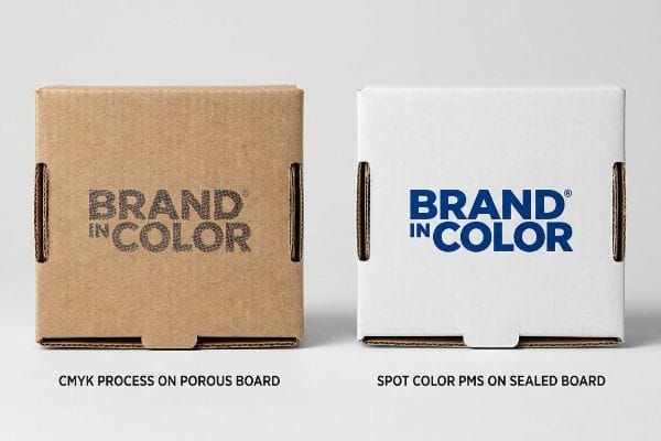 مقارنة بين طباعة شعار "Brand In Color": عملية Cmyk محببة على ورق كرافت مسامي مقابل لون Pms أزرق نابض بالحياة على ورق أبيض مختوم.