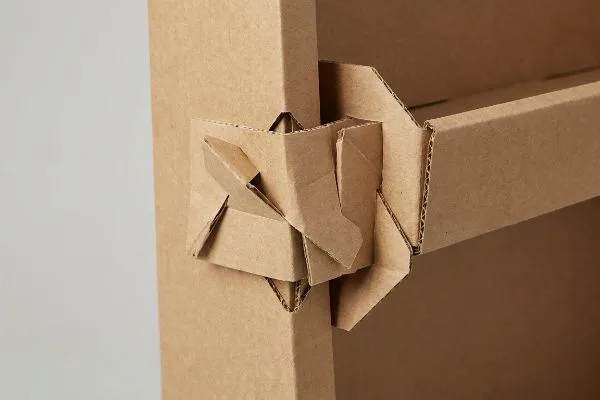 A placa ondulada micro-canelada castanha natural forma um sistema de encaixe por fricção monomaterial ao estilo origami, exibindo abas interligadas para uma montagem sem plástico.