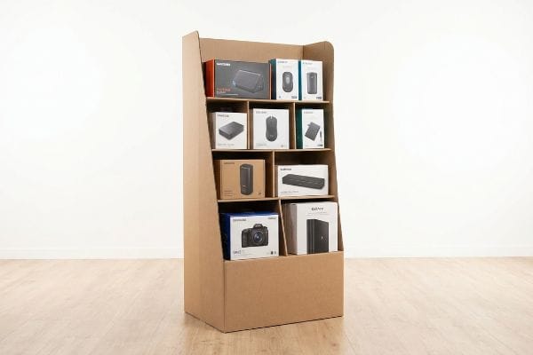 Торговая витрина из гофрированного картона, заполненная фотоаппаратами Samsung, жесткими дисками Seagate, мышами Logitech и электроникой Sony.