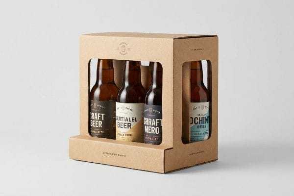 茶色の段ボール製キャリアに、特注の型抜き窓が設けられ、琥珀色のクラフトビールボトル4本が陳列され、「クラフトビール」のラベルがはっきりと見えるようになっている。.